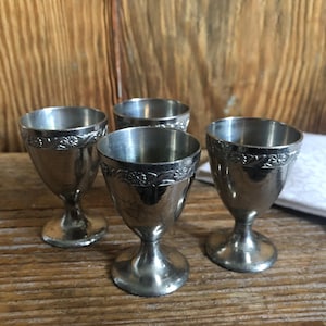 4 Eierbecher / BROCANTE & VINTAGE / Metall mit Blumenrand