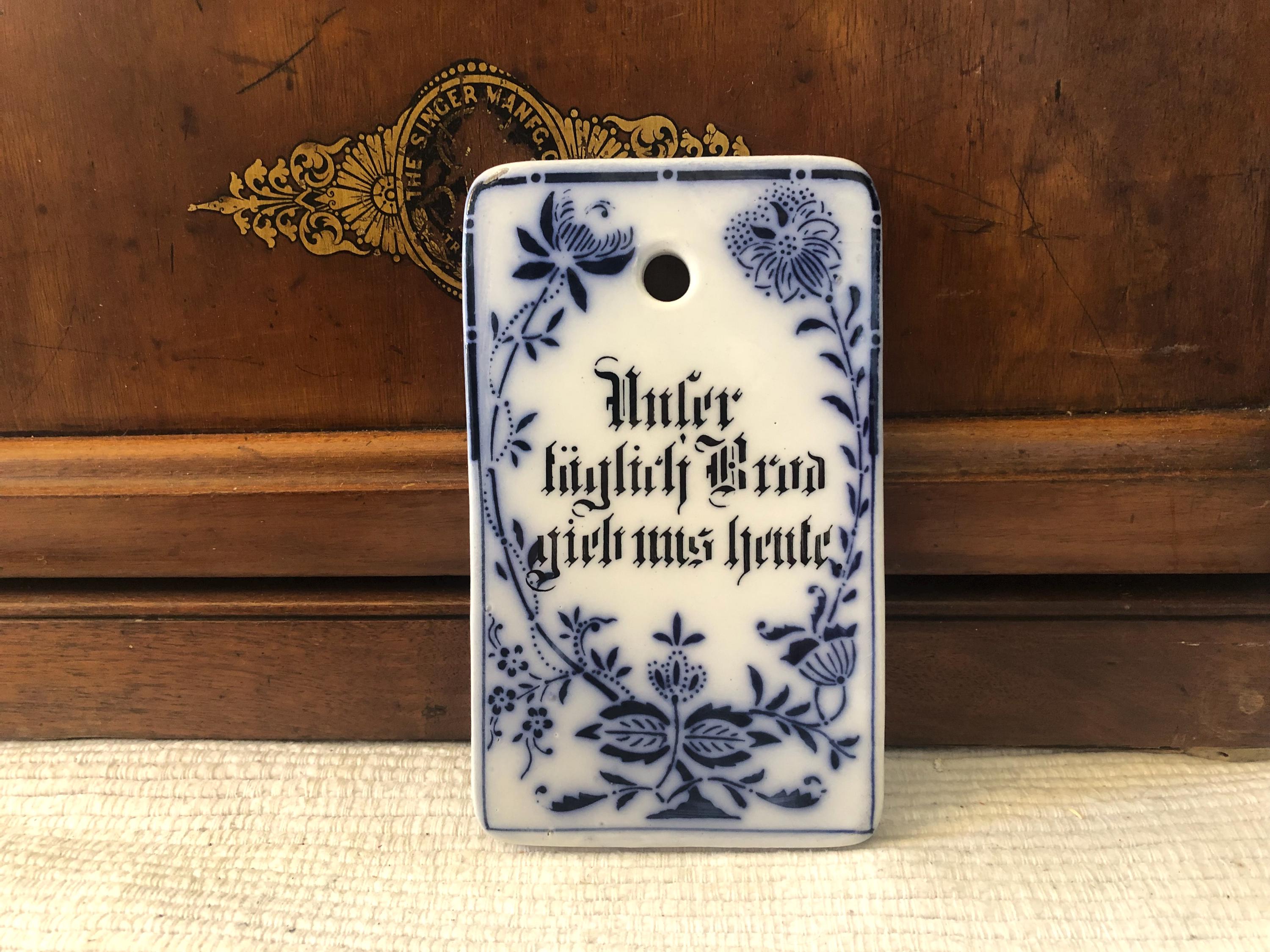 Very old!! Antique cutting board / breakfast board / CERAMIC & BLUE / Brocante + Vintage / ONION PATTERN