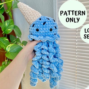 Pode incluir: Um padrão de crochê para um brinquedo amigurumi de narval azul e branco. O padrão é para um projeto de baixa costura. "Somente padrão" e "Costura baixa!" estão escritos na imagem.