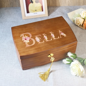 Benutzerdefinierte Holz Name Blume Schmuckschatulle • Holz Schmuck Organizer mit Schloss & Schlüssel • Schmuck Organizer für sie, • Geburtstagsgeschenk
