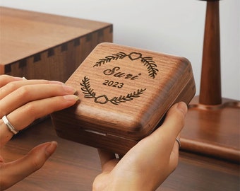 Caja de joyería personalizada de madera de nogal natural • Caja de almacenamiento de collares de pulsera de madera maciza • Regalo para ella