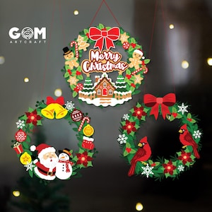 Könnte beinhalten: Drei kreisförmige Weihnachtskränze mit grünem Laub, roten Schleifen und festlichen Motiven. Ein Kranz zeigt ein Lebkuchenhaus mit dem Text Merry Christmas. Ein weiterer zeigt den Weihnachtsmann und einen Schneemann, der dritte zwei rote Kardinalvögel.