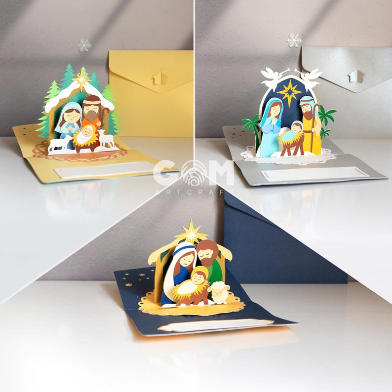 Pu&ograve; includere: Tre biglietti di Natale pop-up con un presepe. Ogni biglietto ha una combinazione di colori diversa, con Maria, Giuseppe e Ges&ugrave; bambino come figure principali. I biglietti sono aperti, rivelando il design 3D, con buste sullo sfondo.