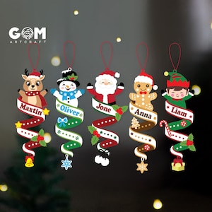 Può includere: Cinque decorazioni natalizie sospese raffiguranti una renna, un pupazzo di neve, Babbo Natale, un omino di pan di zenzero e un elfo. Ogni personaggio regge un nastro a spirale con i nomi Maxtin, Oliver, Jone, Anna e Liam, decorato con icone.