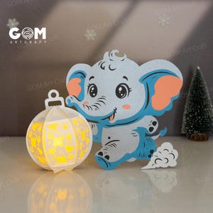 Weihnachtselefantenlaterne SVG, Elefant spielt mit Weihnachtskugellaterne, DIY Laterne Weihnachtsverzierungen - Laternen für Kinder