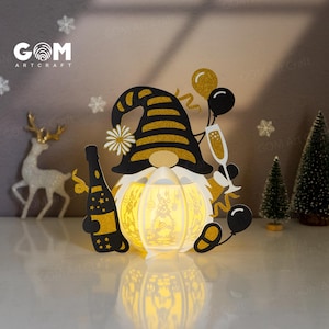 ノームのハッピーニューイヤーランタンSVG、ノームのクリスマスランタン、DIYランタンクリスマスオーナメント、クリスマス用ペーパーカットテンプレート