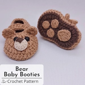 Può includere: Un paio di scarpine per neonati in crochet marrone con un design a forma di orso. Le scarpine hanno una suola marrone e beige con un design a forma di impronta di zampa. Le scarpine sono realizzate con un filato morbido e sono perfette per un neonato.