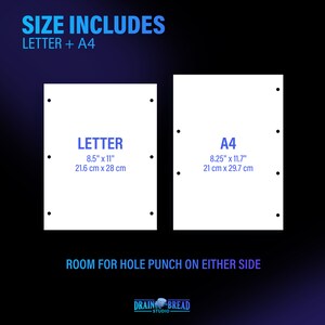 K&ouml;nnte beinhalten: Eine Grafik, die die in einem Druck enthaltenen Gr&ouml;&szlig;en zeigt: Letter (8,5 Zoll mal 11 Zoll, 21,6 cm mal 28 cm) und A4 (8,25 Zoll mal 11,7 Zoll, 21 cm mal 29,7 cm). Der Text "SIZE INCLUDES LETTER + A4" befindet sich oben auf der Grafik. Der Text "ROOM FOR HOLE PUNCH ON EITHER SIDE" befindet sich unten auf der Grafik. Die Grafik stammt von Drain Bread Studio.