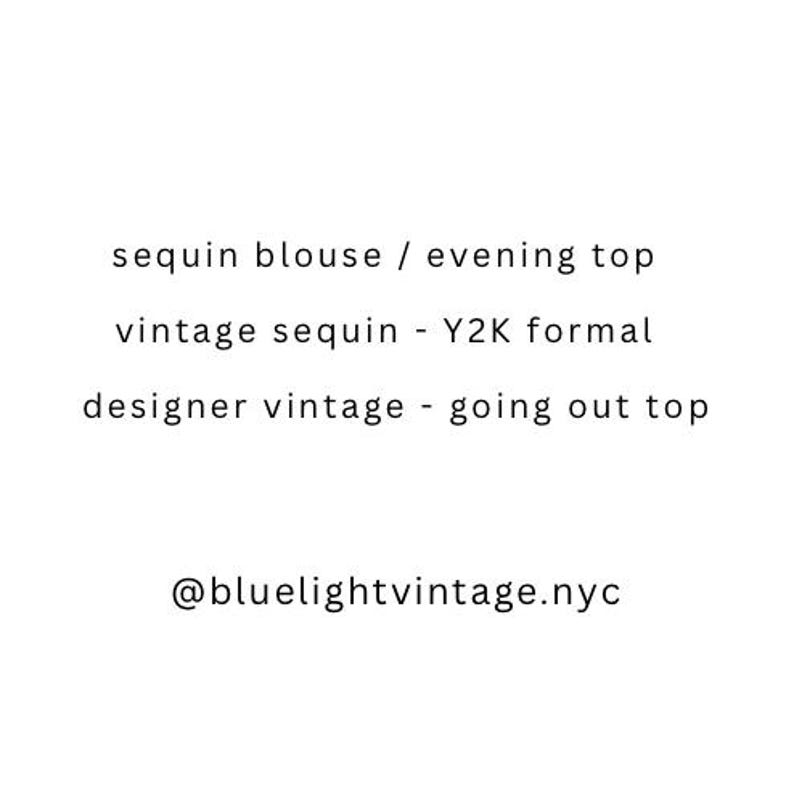 K&ouml;nnte beinhalten: Wei&szlig;er Hintergrund mit Text: "sequin blouse / evening top", "vintage sequin - Y2K formal", "designer vintage - going out top" und dem Instagram-Handle "@bluelightvintage.nyc".