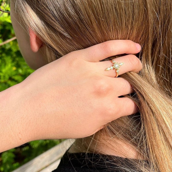 Bague plaquée or 18K en forme de croix sertie de pierres d'oxydes de zirconium blancs