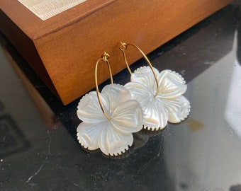 Boucles d'oreille plaquée or 24 carats avec une fleur en nacre blanche naturelle • Cadeau à offrir