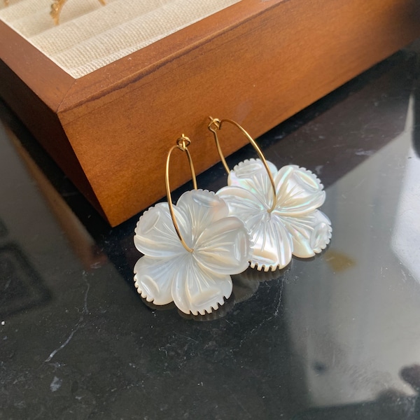 Boucles d'oreille plaquée or 24 carats avec une fleur en nacre blanche naturelle • Cadeau à offrir