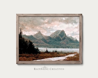 Puede incluir: Una pintura enmarcada de un paisaje de montaña con un lago en primer plano. Las montañas son de color verde oscuro y el lago es de color azul claro. El cielo es de color azul claro con algunas nubes. La pintura está en un marco marrón claro.