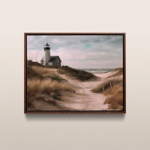 Könnte beinhalten: Ein Gemälde, das einen weißen Leuchtturm mit rotem Dach auf einem Sandstrand mit hohem Gras zeigt. Der Leuchtturm steht auf einem kleinen Hügel, und ein Weg führt zu ihm. Das Meer ist im Hintergrund zu sehen.