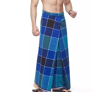 以下が含まれることがあります： 白の縁取りのある青と黒の格子柄のサロン。サロンは人の腰に巻き付けられ、横に結ばれています。