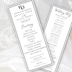 Könnte beinhalten: Zwei elegante Hochzeitskarten mit schwarzem Text auf weißem Hintergrund. Das linke Programm listet die Zeremoniedetails auf, das rechte die Hochzeitsgesellschaft. Die Karten zeigen die Namen des Brautpaares und das Datum.