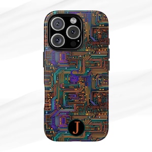 Op de afbeelding: Een smartphonehoesje met een print van een printplaat in oranje, blauw, groen en paars. De hoes heeft een glanzende afwerking en een zwarte cameramodule. De letter "J" staat onderaan.