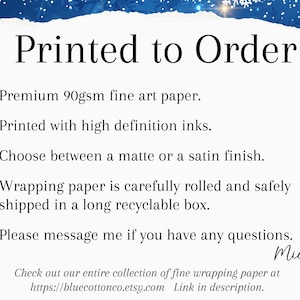 Puede incluir: Fondo blanco con detalles de copos de nieve azules y texto que dice "Printed to Order". El texto enumera las caracter&iacute;sticas del producto, incluyendo papel de arte fino, tintas de alta definici&oacute;n y acabados mate o satinado.