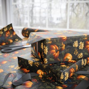 Op de afbeelding: Een stapel cadeaudozen ingepakt in zwart en oranje papier met een herfstthema. Het papier heeft pompoenen, zonnebloemen en bladeren.