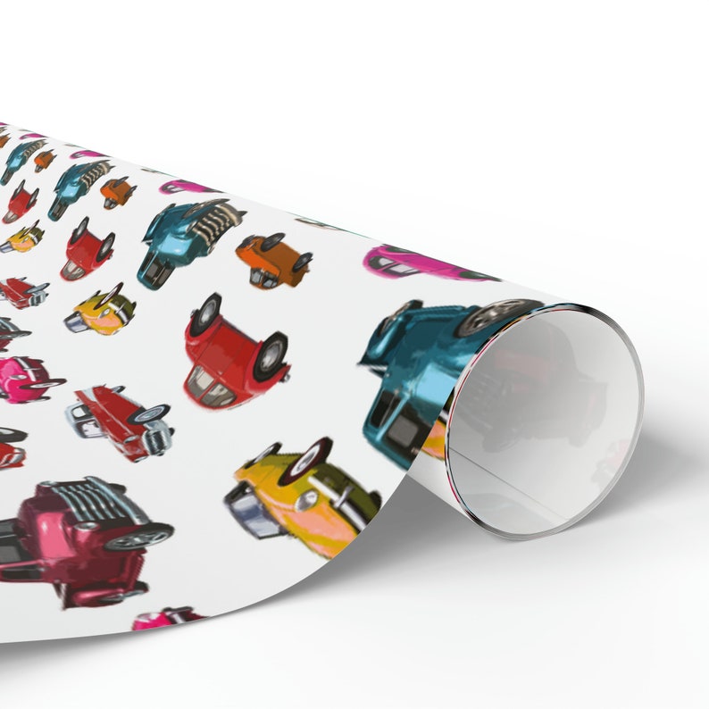 Puede incluir: Un papel de regalo blanco con un patr&oacute;n repetitivo de coches de juguete de colores. Los coches son de varios tonos de rojo, azul, amarillo, verde y rosa.