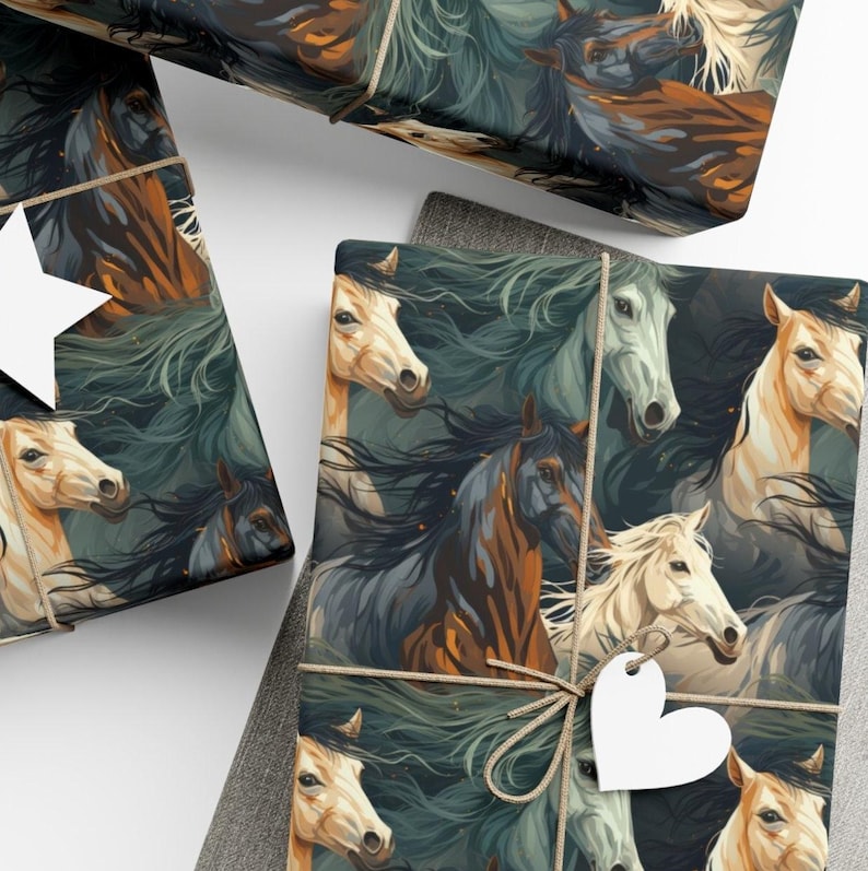 Puede incluir: Un dise&ntilde;o de papel de regalo con un patr&oacute;n repetido de caballos con crines fluidas en tonos marrones, blancos y azules sobre un fondo verde oscuro.