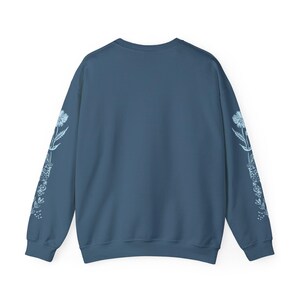 Moletom com estampa de flores silvestres azul: gola redonda floral unissex imagem 6