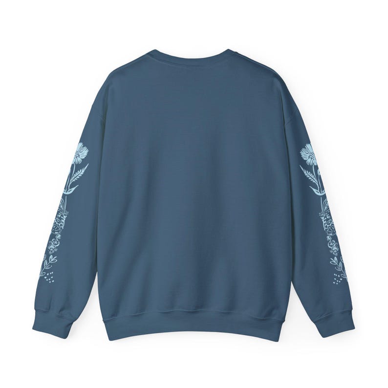 Moletom com estampa de flores silvestres azul: gola redonda floral unissex imagem 6