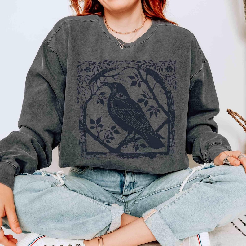 Raven Sweatshirt Bird Sweatshirt Comfortcolors Crewneck Crowcore Linocut Shirt Block Print Shirt Granola Girl Birder Gift Gothic Clothes Pepper