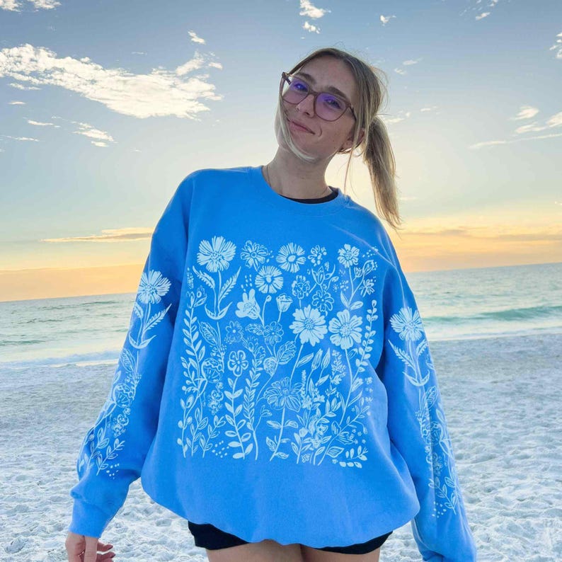 Moletom com estampa de flores silvestres azul: gola redonda floral unissex Carolina Blue