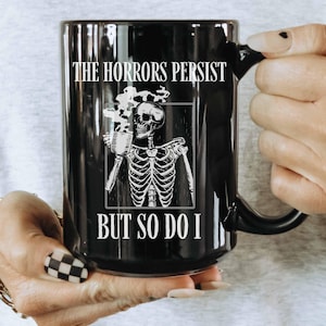 Taza "Los horrores persisten, pero yo también", taza "Gen Z", taza "Salud mental", taza "Esqueleto", regalo "Taza de café de terror", regalo "Humor negro", taza "Brujería" imagen 1