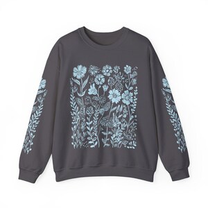 Moletom com estampa de flores silvestres azul: gola redonda floral unissex Charcoal