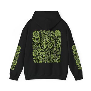 Sudadera con capucha verde con estampado de flores silvestres / Estampado en la manga / Ropa Forestcore / Regalos para chicas adolescentes Black