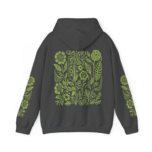 Sudadera con capucha verde con estampado de flores silvestres / Estampado en la manga / Ropa Forestcore / Regalos para chicas adolescentes Dark Heather