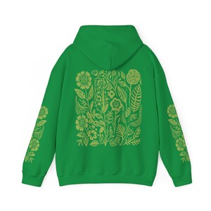 Sudadera con capucha verde con estampado de flores silvestres / Estampado en la manga / Ropa Forestcore / Regalos para chicas adolescentes Irish Green