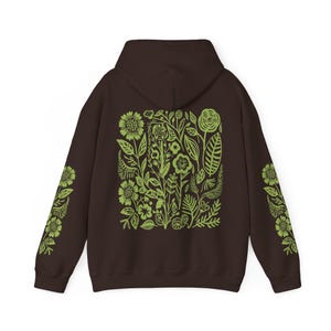 Sudadera con capucha verde con estampado de flores silvestres / Estampado en la manga / Ropa Forestcore / Regalos para chicas adolescentes Dark Chocolate