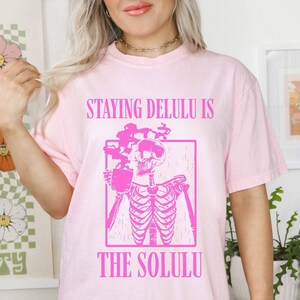 Delulu ist das Solulu Shirt Gen Z Meme Shirt Komfort Farben Trendy übergroßes Shirt Manifestieren Shirt Gen Z Shirt bleiben Delulu ist der Solulu