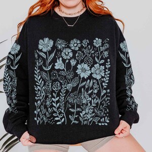 Moletom com estampa de flores silvestres azul: gola redonda floral unissex Black