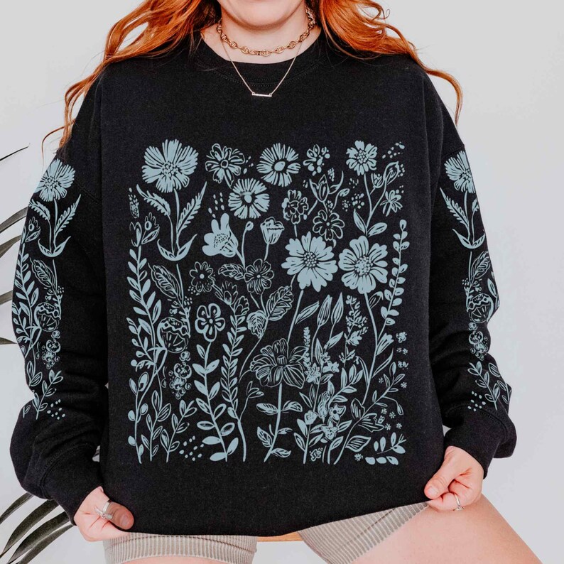 Moletom com estampa de flores silvestres azul: gola redonda floral unissex Black
