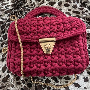 Bordeauxrote Häkeltasche/ handgewebte Tasche/ dunkelrote Umhängetasche/ Crossbody / Geschenk für Sie / Weihnachtsgeschenk / gestrickte Tasche