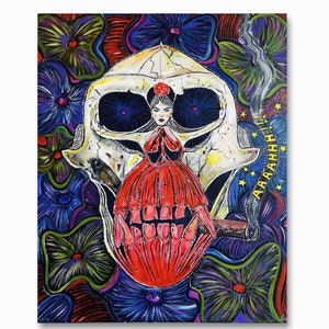 Puede incluir: Una pintura colorida de una calavera con un rostro de mujer en su interior. La calavera est&aacute; rodeada de flores y la mujer lleva un vestido rojo. El texto "AAAAHHH!" est&aacute; escrito en amarillo en el lado derecho de la pintura.
