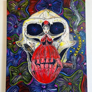 Puede incluir: Una pintura colorida de una calavera con un rostro de mujer en su interior. La calavera est&aacute; rodeada de flores y la mujer lleva un vestido rojo. El texto "ARAAHHH!!!" est&aacute; escrito en el lado derecho de la pintura.
