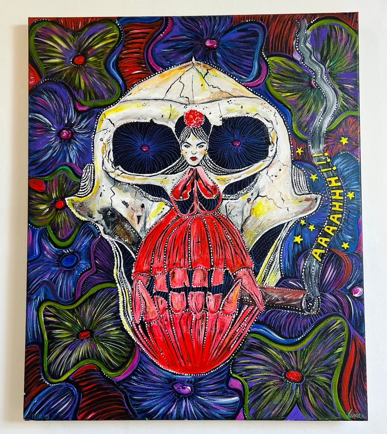 Puede incluir: Una pintura colorida de una calavera con un rostro de mujer en su interior. La calavera est&aacute; rodeada de flores y la mujer lleva un vestido rojo. El texto "ARAAHHH!!!" est&aacute; escrito en el lado derecho de la pintura.