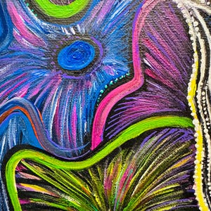 Puede incluir: Pintura abstracta con colores vibrantes, incluyendo morado, azul, verde y rojo. La pintura presenta una flor estilizada con un centro grande azul y un centro rojo m&aacute;s peque&ntilde;o.