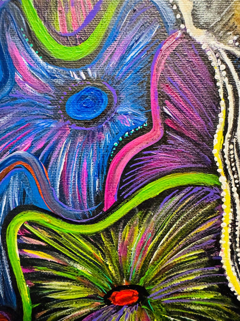 Puede incluir: Pintura abstracta con colores vibrantes, incluyendo morado, azul, verde y rojo. La pintura presenta una flor estilizada con un centro grande azul y un centro rojo m&aacute;s peque&ntilde;o.