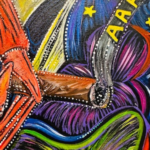 Puede incluir: Pintura abstracta con colores vibrantes, incluyendo rojo, naranja, amarillo, verde, azul y morado. La pintura presenta una gran flor con una superficie texturizada y un fondo blanco con estrellas amarillas y la palabra "AAAA" en letras amarillas.