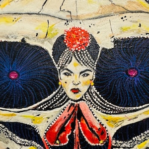 Puede incluir: Una pintura de una mujer con un tocado en forma de cr&aacute;neo. La mujer lleva un vestido rojo y tiene una flor roja en el pelo. El fondo es azul oscuro con l&iacute;neas blancas.