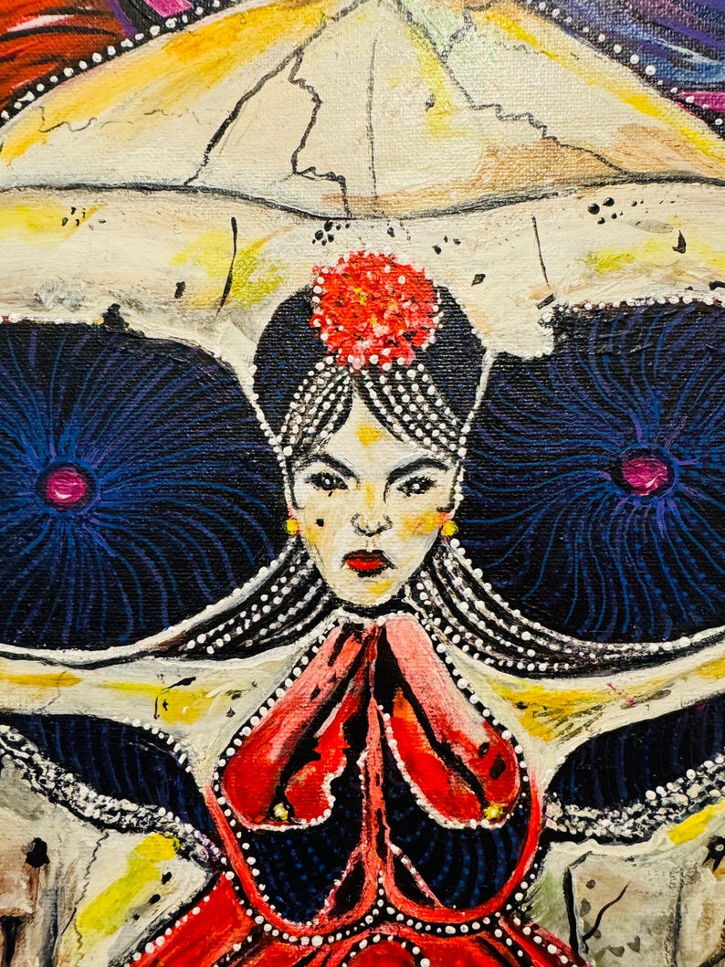 Puede incluir: Una pintura de una mujer con un tocado en forma de cr&aacute;neo. La mujer lleva un vestido rojo y tiene una flor roja en el pelo. El fondo es azul oscuro con l&iacute;neas blancas.