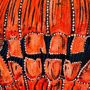 Puede incluir: Primer plano de una calabaza pintada de rojo y negro con puntos blancos. La calabaza est&aacute; tallada con una cara de miedo y las palabras "Trick or Treat" son visibles.