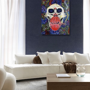 Puede incluir: Una pintura colorida de una calavera con la cara de una mujer en su interior. La calavera est&aacute; rodeada de flores y tiene un cigarrillo en la boca. La pintura est&aacute; realizada en un estilo vibrante con colores brillantes y l&iacute;neas audaces.