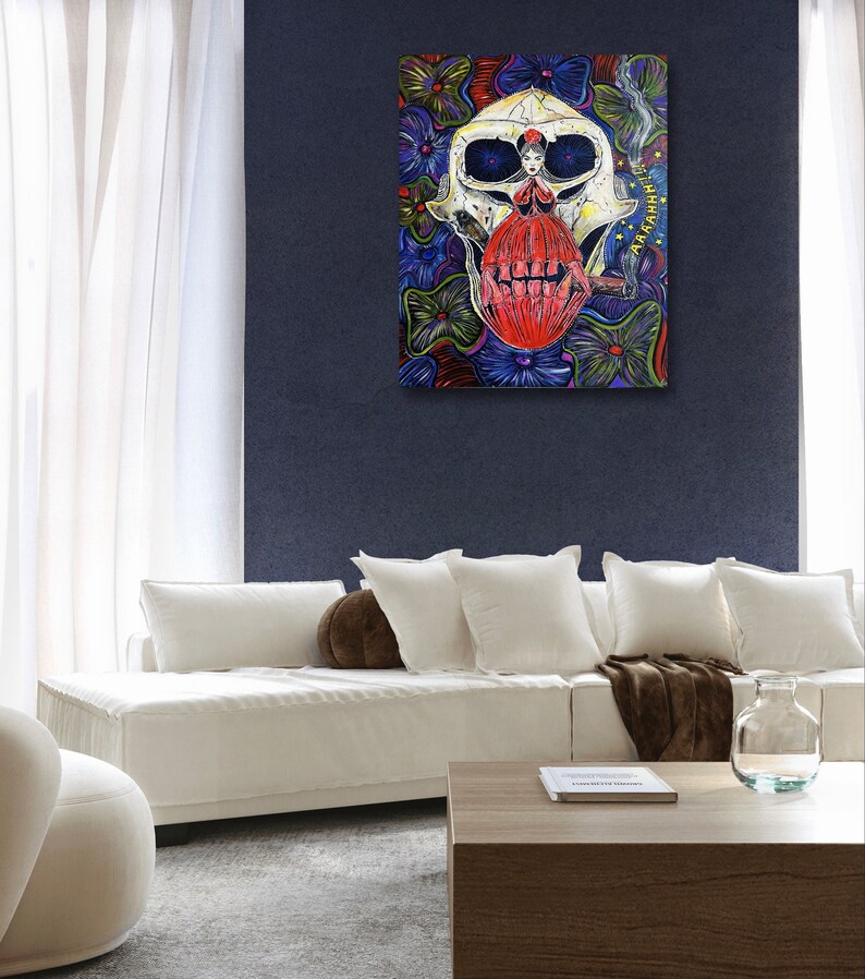Puede incluir: Una pintura colorida de una calavera con la cara de una mujer en su interior. La calavera est&aacute; rodeada de flores y tiene un cigarrillo en la boca. La pintura est&aacute; realizada en un estilo vibrante con colores brillantes y l&iacute;neas audaces.